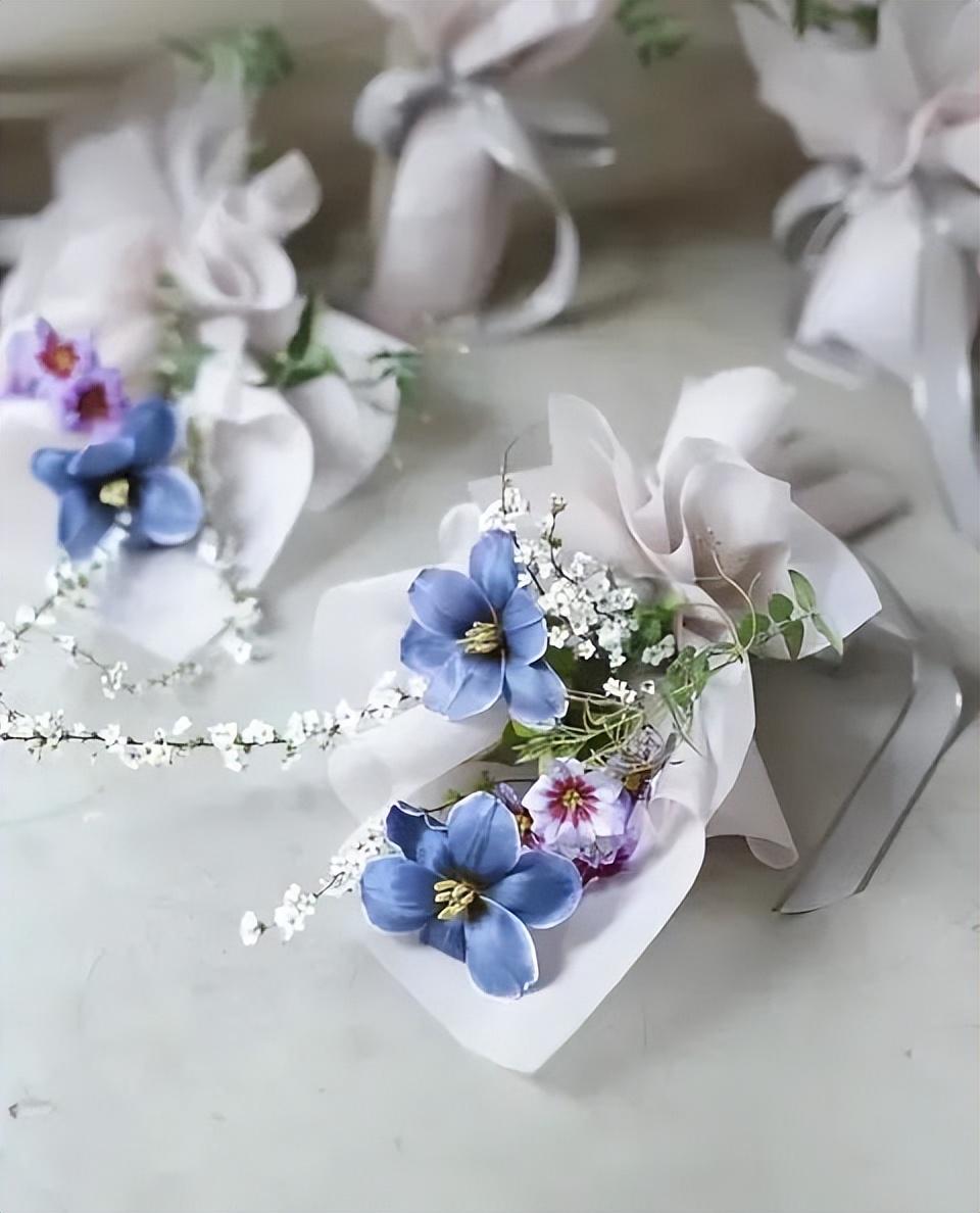 姐妹送花发朋友圈说说（收到礼物发说说的文案）