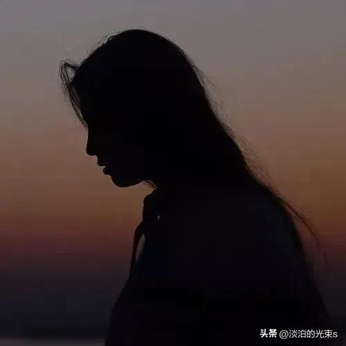 关于情侣影子文案朋友圈（配影子照片的文案短句）