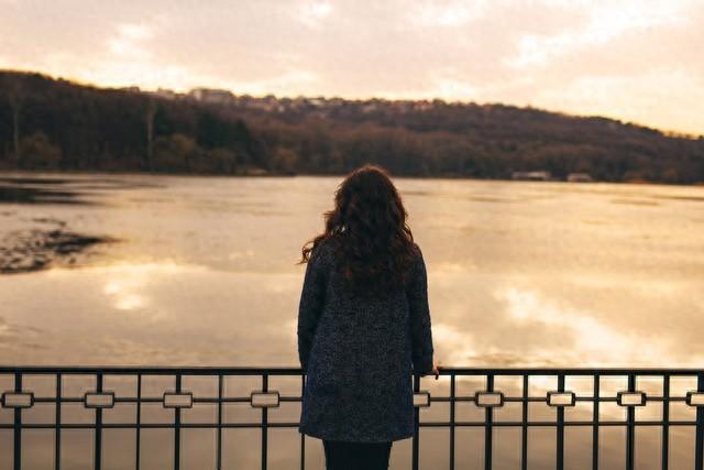 告别过去的文案重生说说（告别过去伤感的句子）