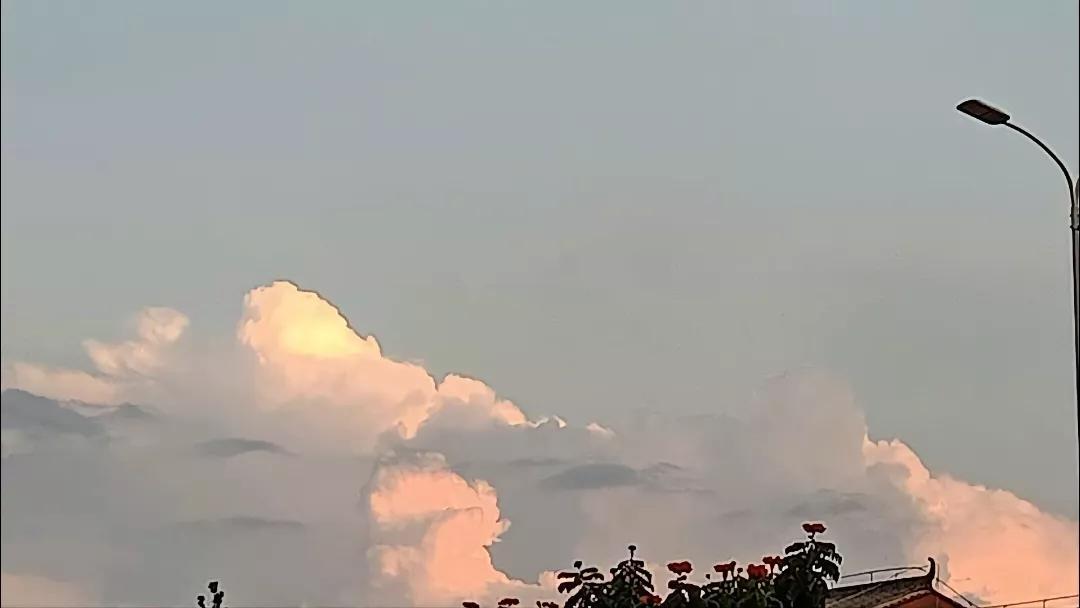 出去旅游文案朋友圈说说（旅行时发的文艺简短句子）