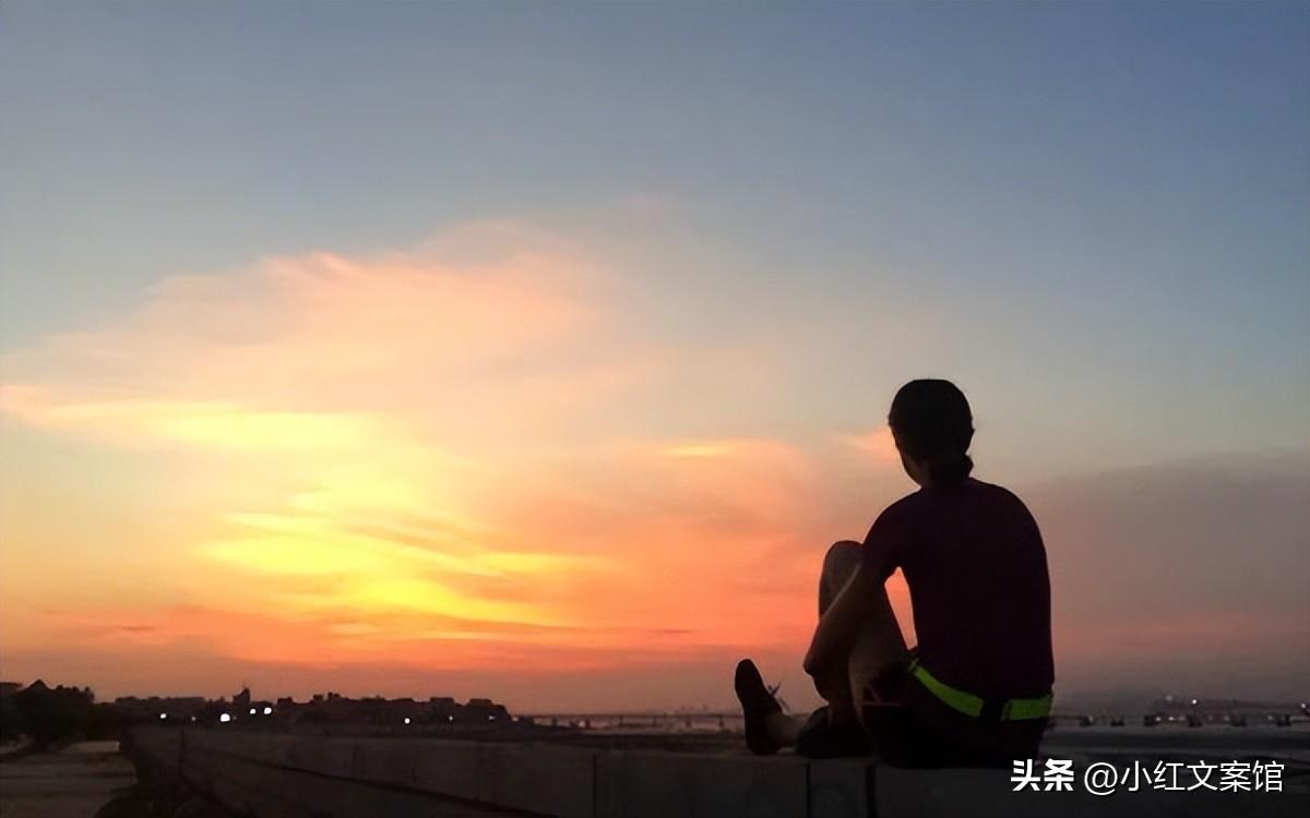 情感文案伤感扎心朋友圈（伤感爱情文案短句虐心）