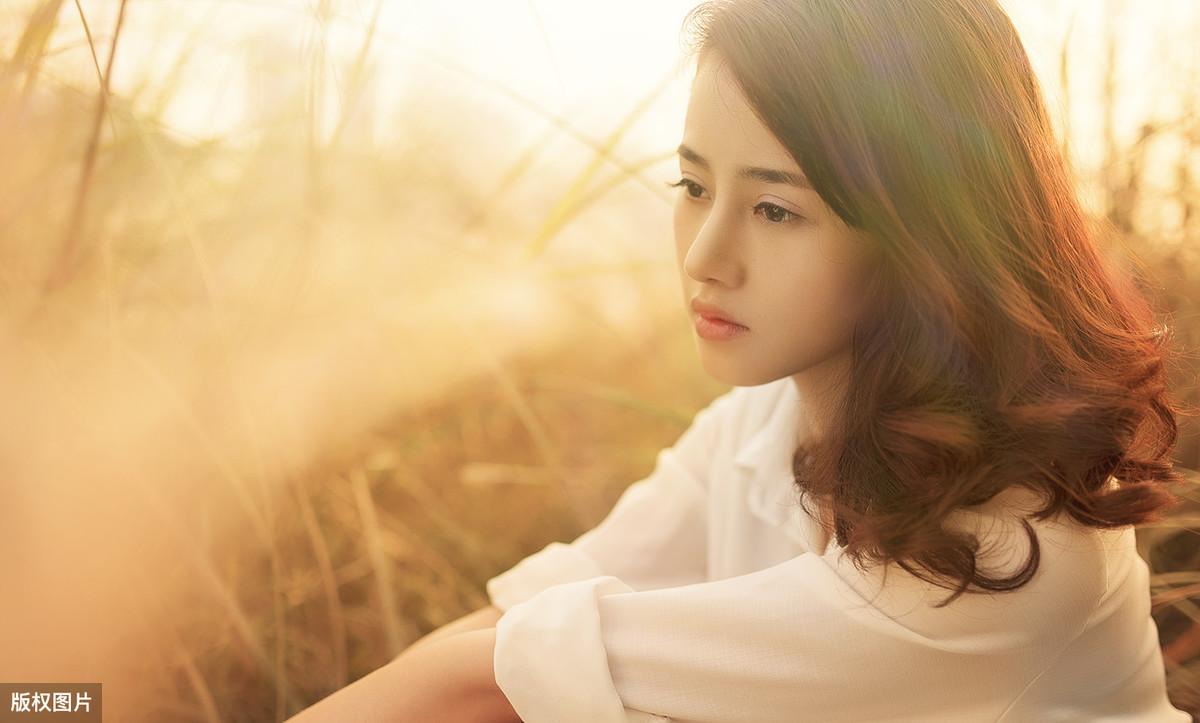 发美颜照片的幽默文案说说(发自己照片高情商的句子)