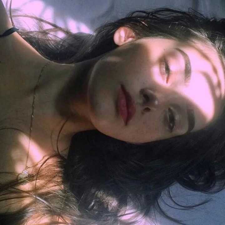 发自拍的文案朋友圈说说（自拍很随性的文案短句）