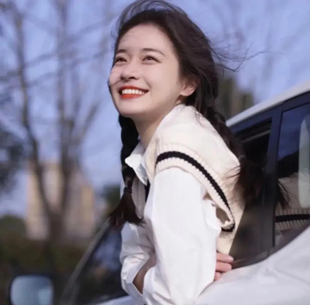 个人简介文案高端短句(适合女孩子描述自己的文案)