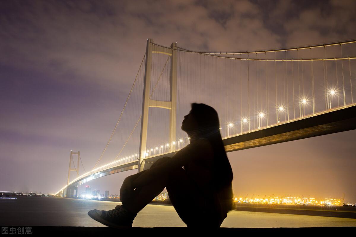 惊艳温柔又抑郁的文案(伤感文案救赎短句扎心)