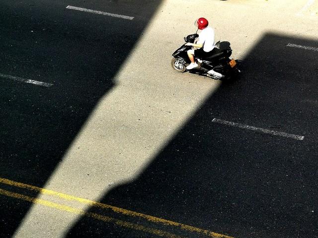 搞笑搬砖文案朋友圈简短（搬砖发圈正能量说说）