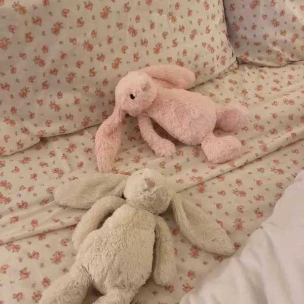 朋友圈文案情侣语录短句（适合情侣浪漫甜蜜的说说）