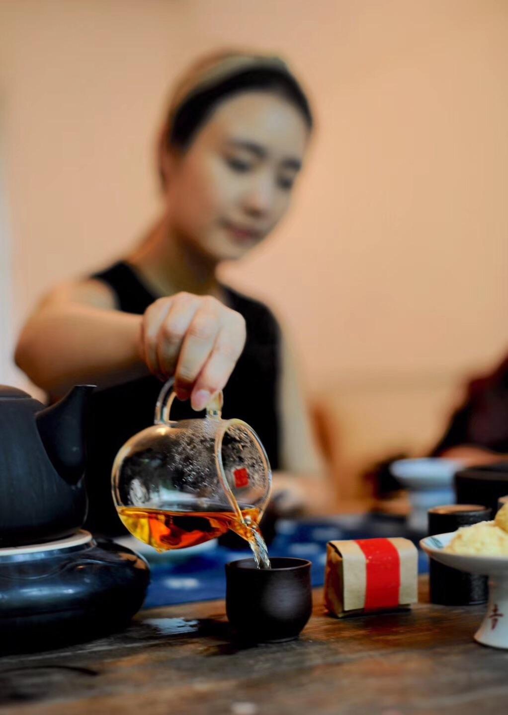 姐妹喝茶的文案简短好（一人一茶一心境的句子）